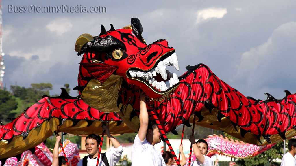 парад драконов в китае. дракон маскарад китай. китайский дракон шествие. китайский дракон костюм на несколько человек. новый год в китае.
