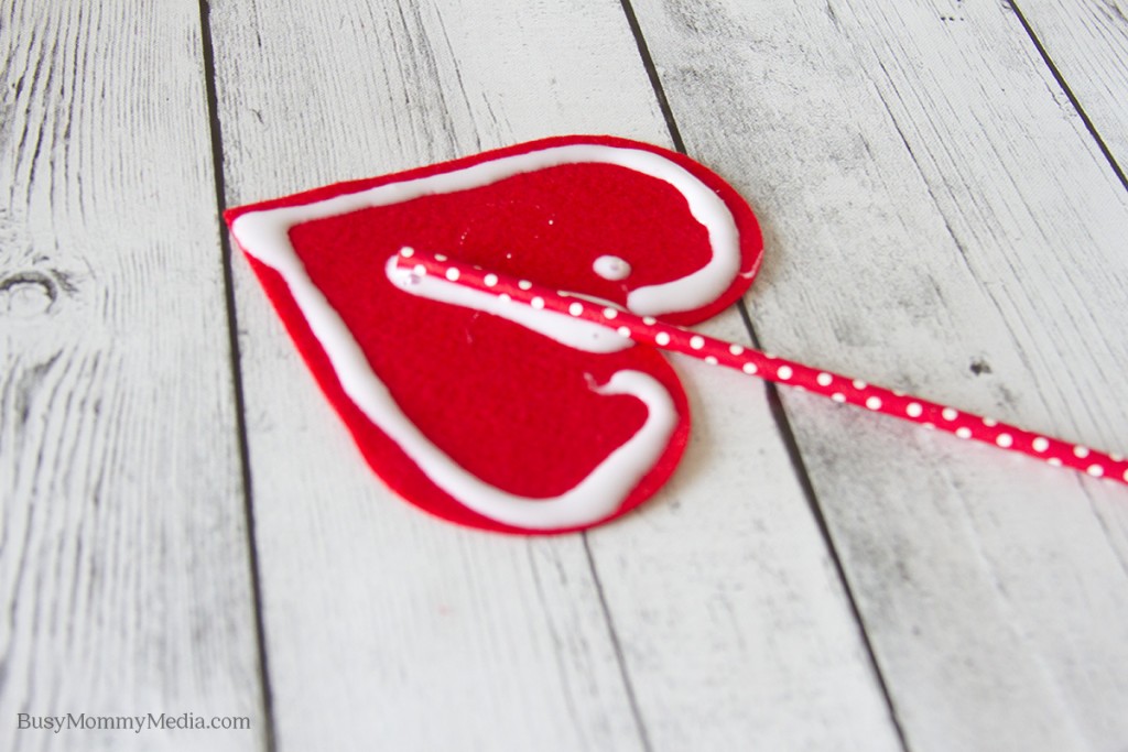 DIY Cupid's Arrow | This is such a cute craft for Valentine's Day! Wouldn't this look cute at a Valentine's Day party?