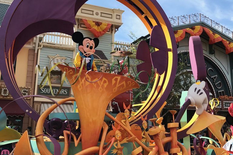 How do save money at Disneyland